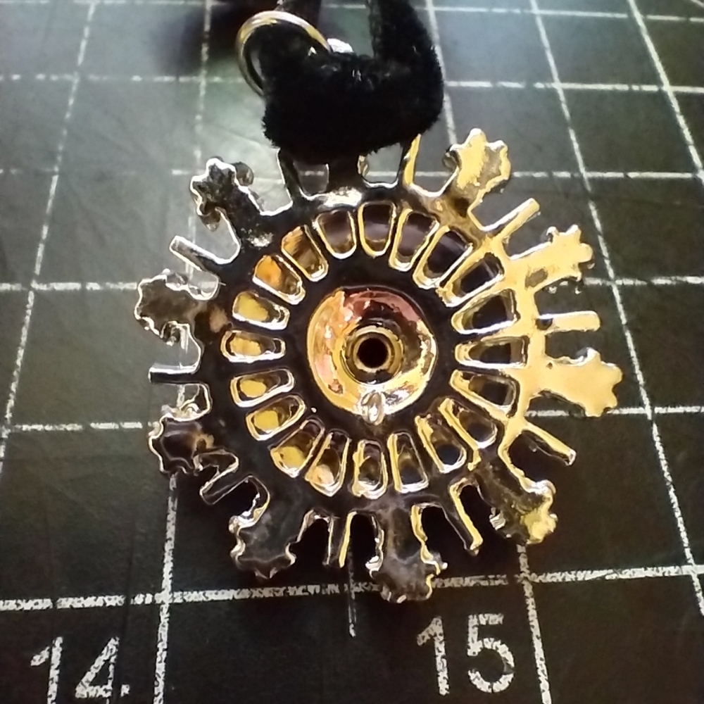 Vintage Snowflake Jet Black Choker & Earrings Set, Screw Backs, Velvet R… - Picture 4 of 6